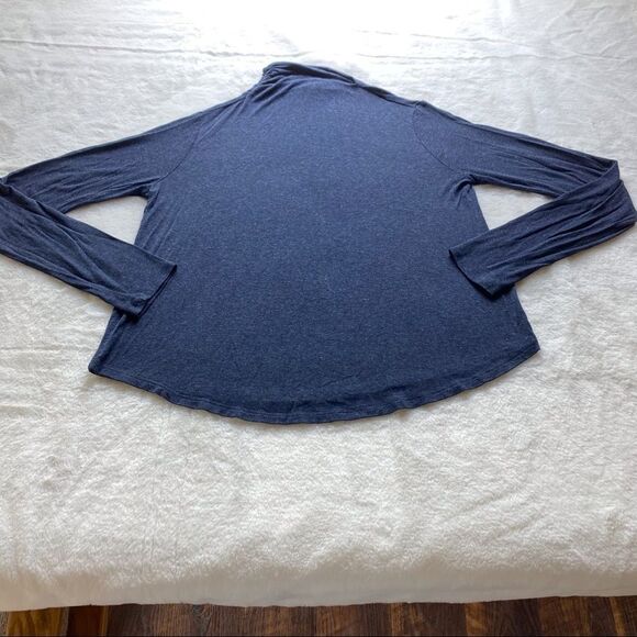Velvet By Graham and Spencer Short Mock NeckTop Size Medium - Picture 1 of 9